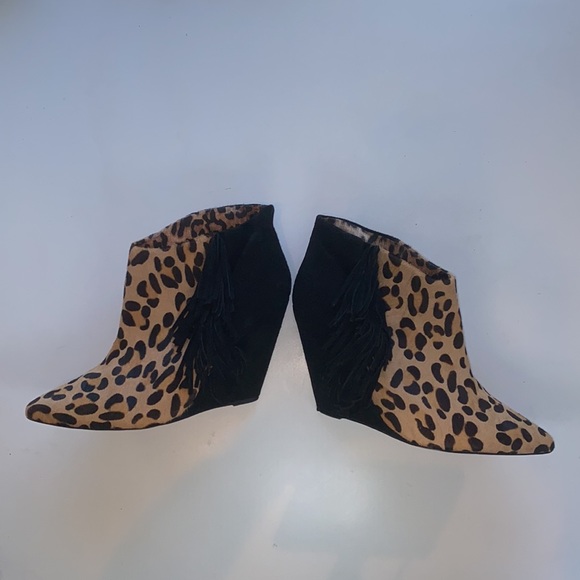 Betsey Johnson Leopard Calf Hair/Black Suede Fringed, 4” Wedge Bootie. Size 10 - Picture 10 of 10